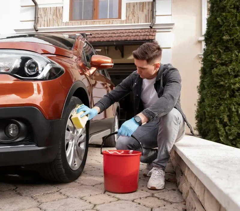 Lavage auto à domicile Villeneuve-Loubet : professionnel intervenant sur un véhicule